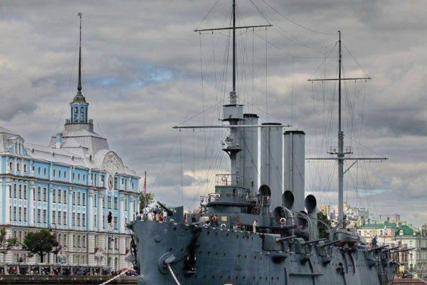 Прогулочный катер врезался в крейсер «Аврора» в Петербурге