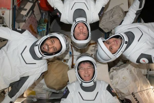 Космический экипаж вернулся на Землю