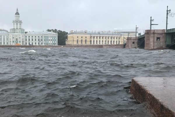 Петербургу в четверг 12 октября грозит наводнение из-за надвигающегося циклона