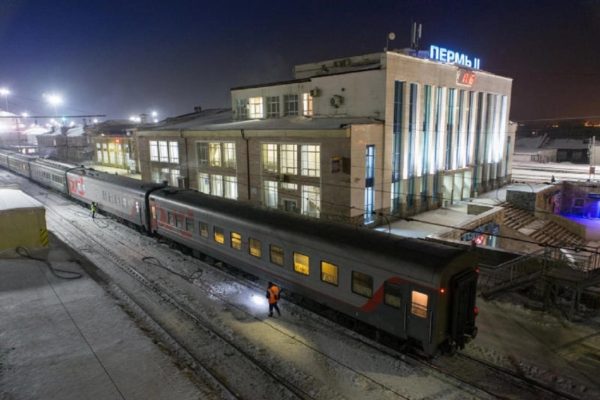 В Пермь прибыл поезд, столкнувшийся с тепловозом